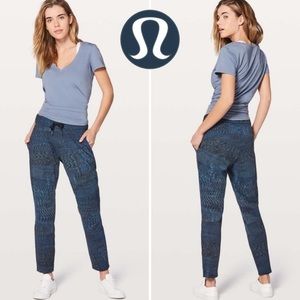 Lululemon Athletica On The Fly Pant in Linear Flux Battleship Multi Size 2